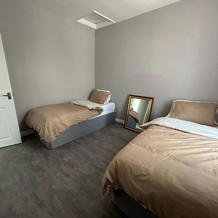 Improved Private House In Central Location พอร์ตสมัธ ภายนอก รูปภาพ