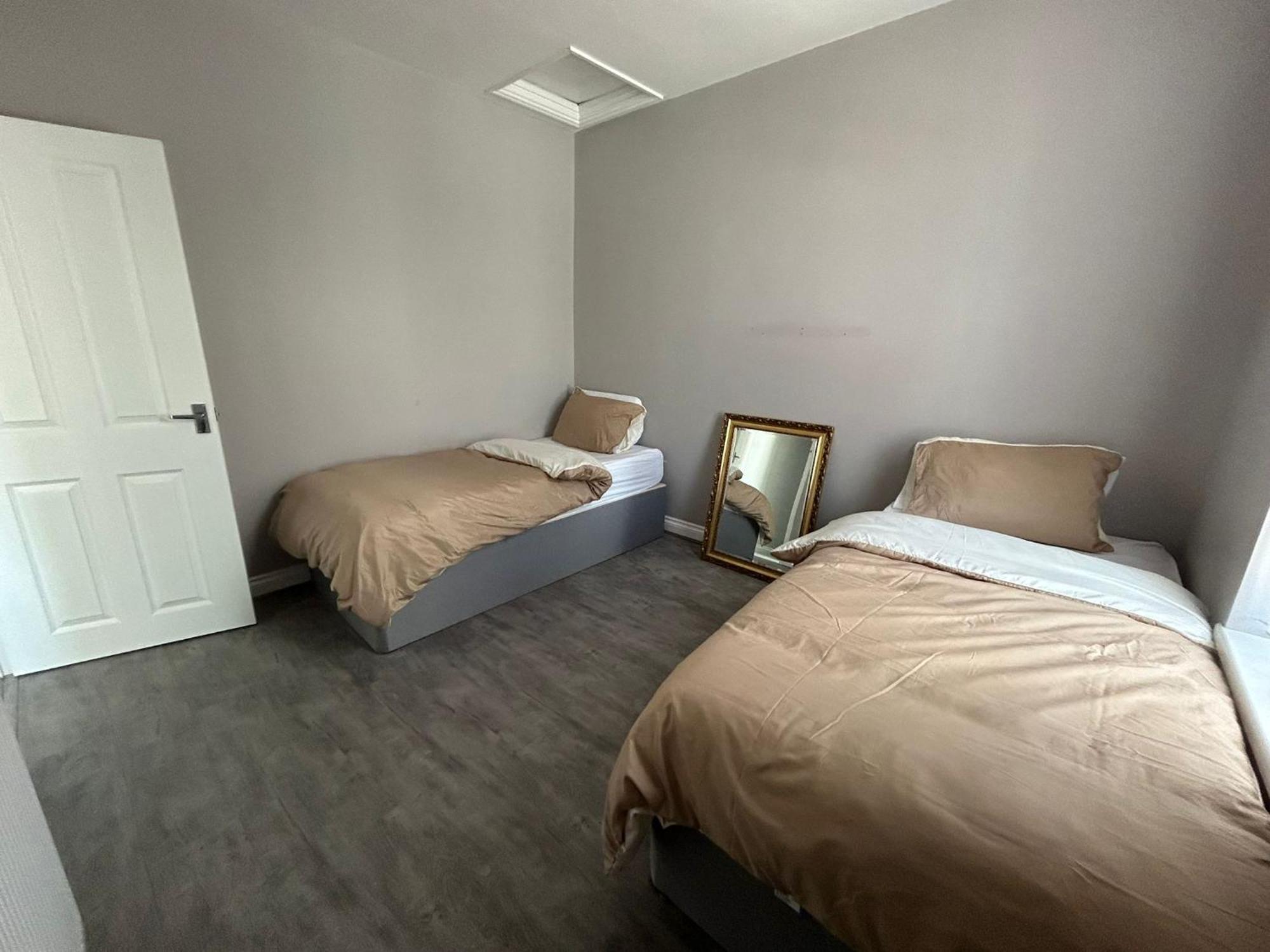 Improved Private House In Central Location พอร์ตสมัธ ภายนอก รูปภาพ